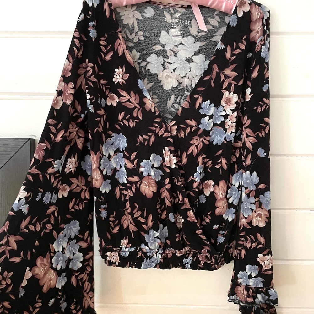 American Eagle Floral Bell Sleeve Top. Sz small